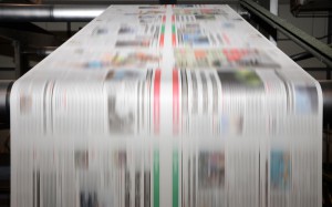 Offset Druckmaschine druckt Zeitungen