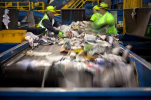 Förderband an einer Papiersortierungsanlage